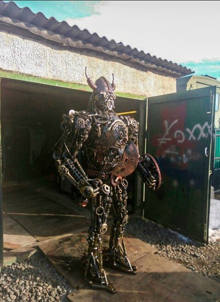 Железное сердце за 120 рублей, журнальный столик-двигатель — за 1 000. Белорус собирает нереальные штуки из автохлама