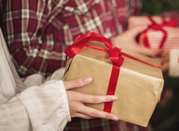 «Бюджет – от 100 рублей, а верхнего предела нет»: необычные подарки белорусов на 14 февраля