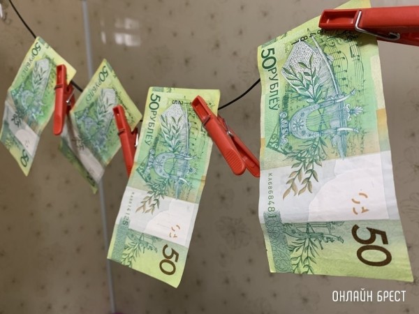 Средняя зарплата в январе в Беларуси снизилась на 230 рублей