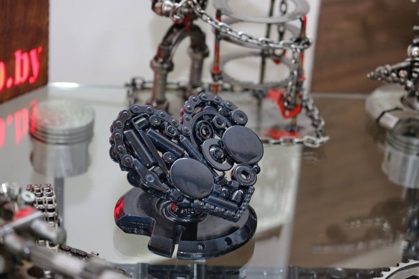 Железное сердце за 120 рублей, журнальный столик-двигатель — за 1 000. Белорус собирает нереальные штуки из автохлама