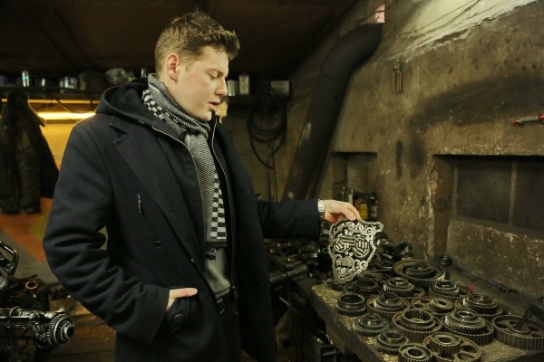 Железное сердце за 120 рублей, журнальный столик-двигатель — за 1 000. Белорус собирает нереальные штуки из автохлама