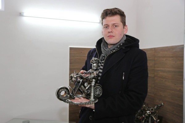 Железное сердце за 120 рублей, журнальный столик-двигатель — за 1 000. Белорус собирает нереальные штуки из автохлама