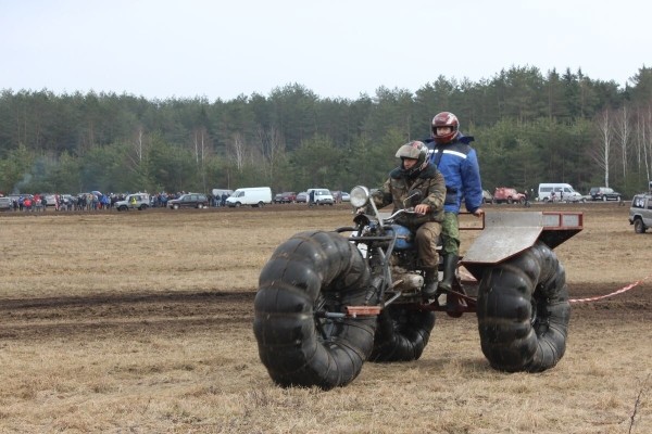Железное сердце за 120 рублей, журнальный столик-двигатель — за 1 000. Белорус собирает нереальные штуки из автохлама