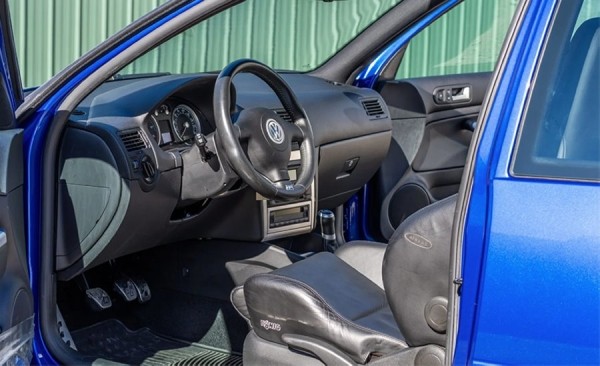 Думаете, новые автомобили стоят дорого? Этот старый VW Golf 2004 года продали за баснословные деньги Думаете, новые автомобили стоят дорого? Этот старый VW Golf 2004 года продали за баснословные деньги