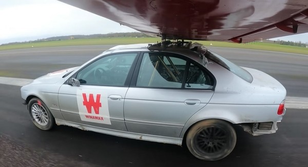 Эксперимент: как далеко может улететь BMW E39, если на нее поставить крылья самолета Эксперимент: как далеко может улететь BMW E39, если на нее поставить крылья самолета