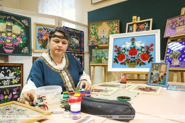 Традицию росписи по стеклу сохраняют в Брестской области Традицию росписи по стеклу сохраняют в Брестской области