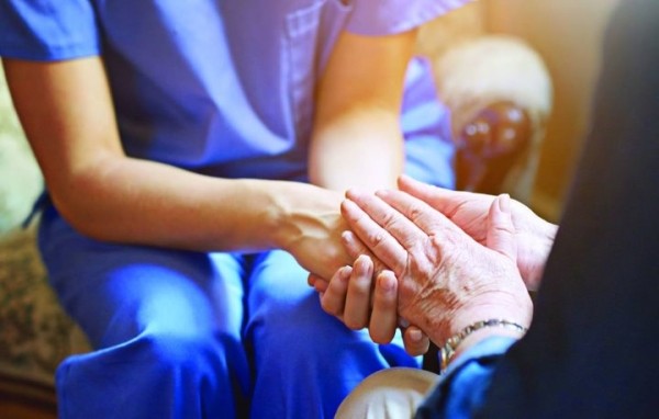 Социальная сиделка в Беларуси: кому положена, какие документы нужны и сколько стоит?