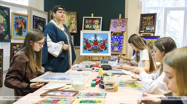 Традицию росписи по стеклу сохраняют в Брестской области Традицию росписи по стеклу сохраняют в Брестской области