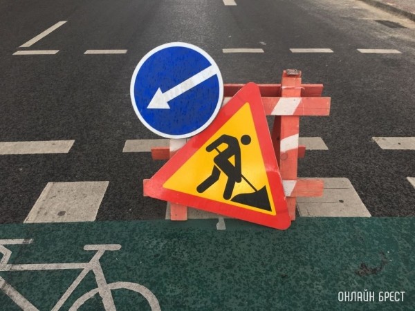 Четыре бригады дорожников ежедневно занимаются ямочным ремонтом в Бресте