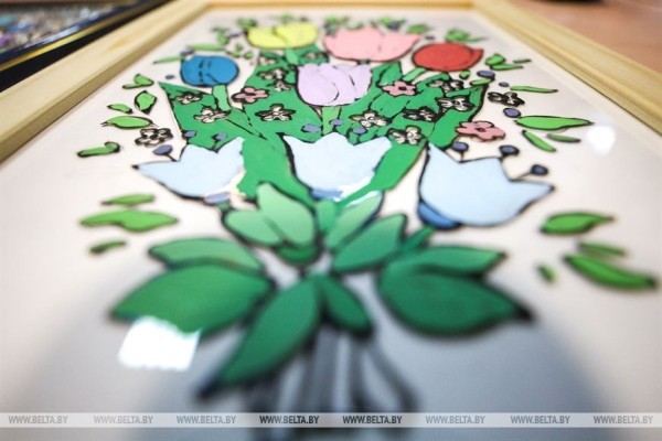 Традицию росписи по стеклу сохраняют в Брестской области Традицию росписи по стеклу сохраняют в Брестской области