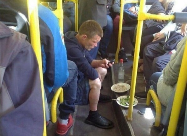 Можно ли есть и пить в автобусе? Можно ли есть и пить в автобусе?