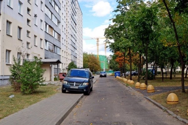 «Кажется, что у нас половина водителей – инвалиды». Белорусы – о любителях парковаться поближе ко входу в здание