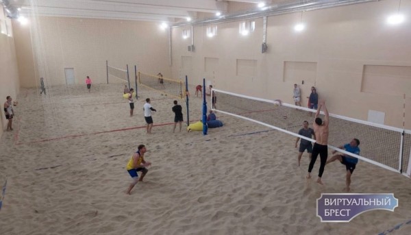 В Бресте из бассейна сделали крытую площадку для пляжного волейбола. Вот как это выглядит В Бресте из бассейна сделали крытую площадку для пляжного волейбола. Вот как это выглядит