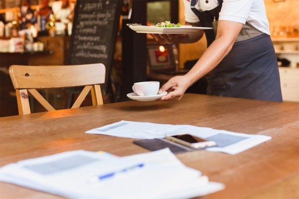 «На 100 рублей поела и свалила». Спросили в минтруда, обязаны ли сотрудники платить за посетителей, которые уходят, не закрыв счет «На 100 рублей поела и свалила». Спросили в минтруда, обязаны ли сотрудники платить за посетителей, которые уходят, не закрыв счет