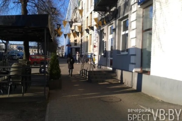 Мнение: террасы кафе забирают свободное пространство у пешеходов на Советской в Бресте