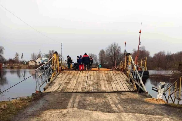 Началась навигация на Пине. В Пинском районе первыми в стране запустили речной паром