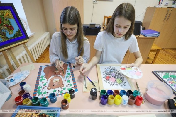 Традицию росписи по стеклу сохраняют в Брестской области Традицию росписи по стеклу сохраняют в Брестской области