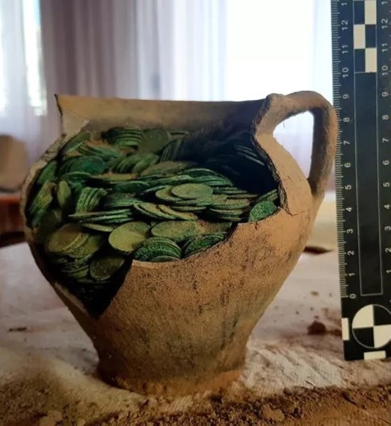 В Польше на ферме нашли клад из тысячи медных монет — им 400 лет