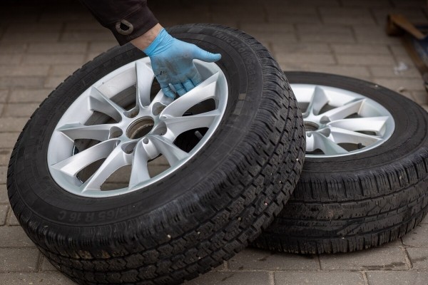 «Немцы отбирают для меня шины». Белорус наладил бизнес по продаже б/у Continental, Pirelli, Bridgestone. Есть спрос?