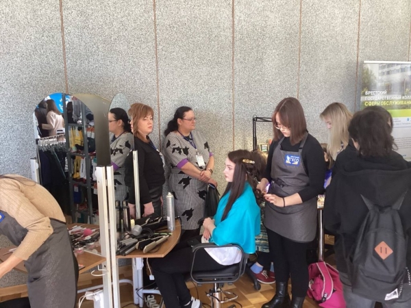 Стало известно, что за «движ» сейчас на улице у горисполкома в Бресте Стало известно, что за «движ» сейчас на улице у горисполкома в Бресте