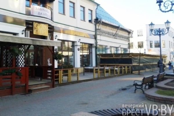 Мнение: террасы кафе забирают свободное пространство у пешеходов на Советской в Бресте