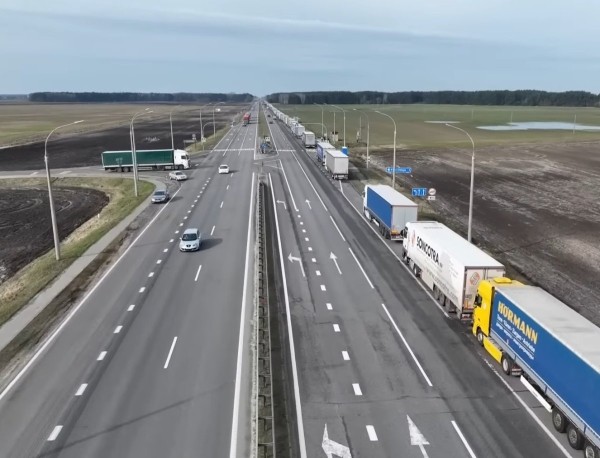 Очередь из фур уже практически достигла деревни Федьковичи в Жабинковском районе, которая расположена на трассе М1 Очередь из фур уже практически достигла деревни Федьковичи в Жабинковском районе, которая расположена на трассе М1