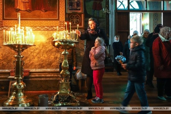 Брестчане идут в храмы, несут пасхальные куличи и крашеные яйца Брестчане идут в храмы, несут пасхальные куличи и крашеные яйца