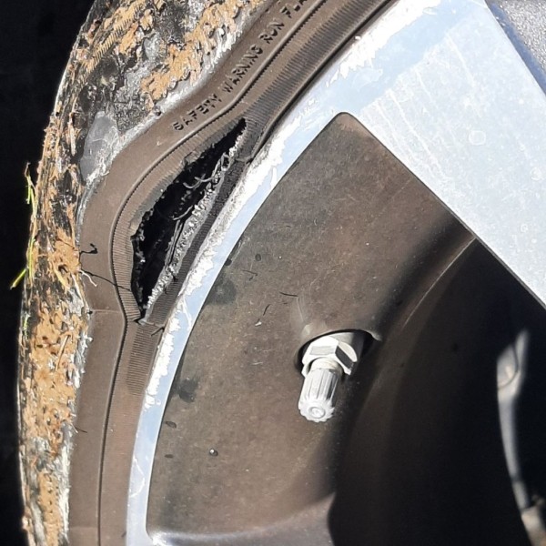 «Яма расползлась на две полосы». Мужчина о разорванном колесе «Яма расползлась на две полосы». Мужчина о разорванном колесе