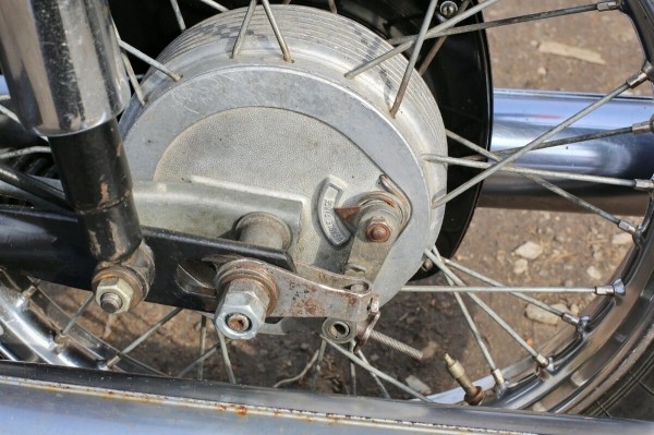 Белорус продает «Яву» за 1 500 долларов по курсу Белорус продает «Яву» за 1 500 долларов по курсу