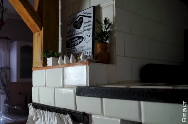 Две веранды и пять печей. Семья отремонтировала родительский дом в Брестской области и превратила его в уютную усадьбу Две веранды и пять печей. Семья отремонтировала родительский дом в Брестской области и превратила его в уютную усадьбу