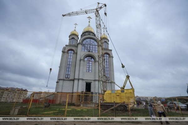 Брестчане идут в храмы, несут пасхальные куличи и крашеные яйца Брестчане идут в храмы, несут пасхальные куличи и крашеные яйца