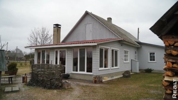 Две веранды и пять печей. Семья отремонтировала родительский дом в Брестской области и превратила его в уютную усадьбу Две веранды и пять печей. Семья отремонтировала родительский дом в Брестской области и превратила его в уютную усадьбу