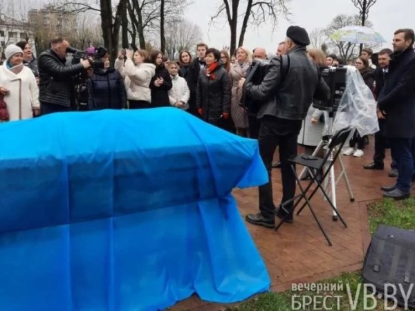 Именную скамейку Ленинского района торжественно открыли в Бресте Именную скамейку Ленинского района торжественно открыли в Бресте