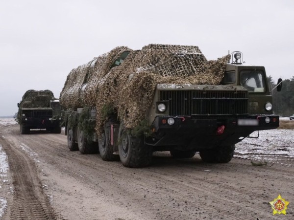 На полигоне Брестский проходит тактическое учение с зенитным ракетным дивизионом На полигоне Брестский проходит тактическое учение с зенитным ракетным дивизионом