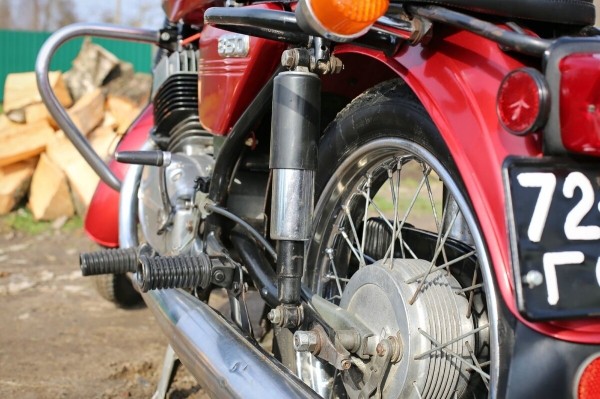 Белорус продает «Яву» за 1 500 долларов по курсу Белорус продает «Яву» за 1 500 долларов по курсу