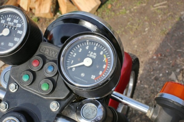 Белорус продает «Яву» за 1 500 долларов по курсу Белорус продает «Яву» за 1 500 долларов по курсу