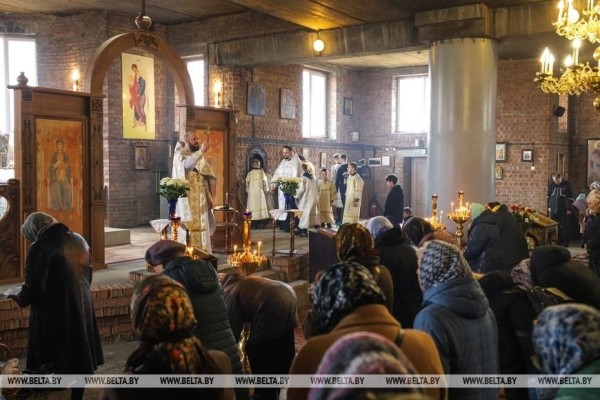 Брестчане идут в храмы, несут пасхальные куличи и крашеные яйца Брестчане идут в храмы, несут пасхальные куличи и крашеные яйца