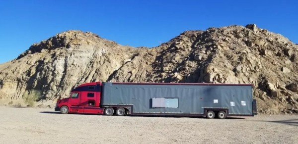 Пенсионеры потратили пять лет и $180 тысяч на превращение старой фуры в большой мобильный дом Пенсионеры потратили пять лет и $180 тысяч на превращение старой фуры в большой мобильный дом