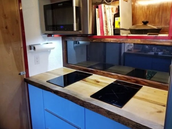 Пенсионеры потратили пять лет и $180 тысяч на превращение старой фуры в большой мобильный дом Пенсионеры потратили пять лет и $180 тысяч на превращение старой фуры в большой мобильный дом