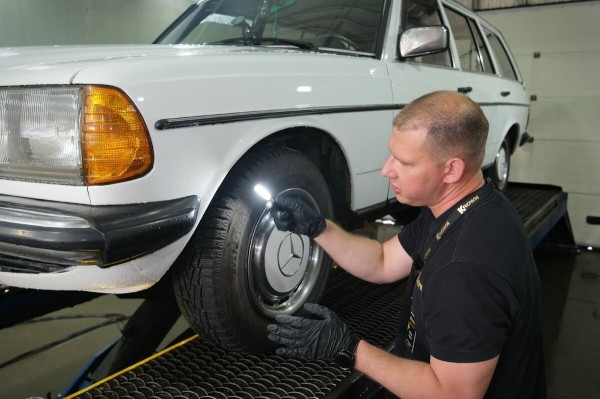 Mercedes-Benz W123 в руках студента: не хватает пятой передачи, зато есть рабочая гидроподвеска Mercedes-Benz W123 в руках студента: не хватает пятой передачи, зато есть рабочая гидроподвеска