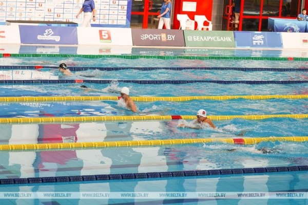 Более 300 пловцов из Беларуси и России соревнуются в Бресте