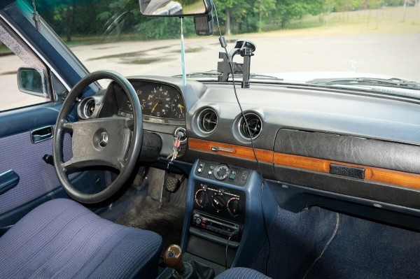 Mercedes-Benz W123 в руках студента: не хватает пятой передачи, зато есть рабочая гидроподвеска Mercedes-Benz W123 в руках студента: не хватает пятой передачи, зато есть рабочая гидроподвеска