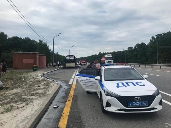 Туравтобус из Беларуси сгорел на трассе «Дон» в Липецкой области Туравтобус из Беларуси сгорел на трассе «Дон» в Липецкой области
