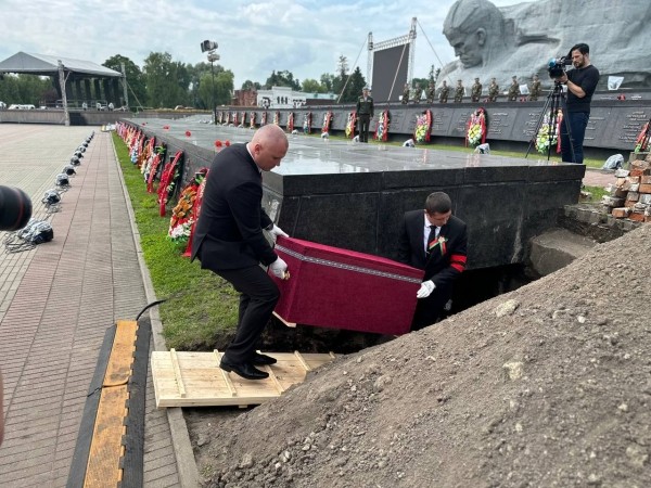 В Брестской крепости перезахоронили останки защитников легендарной цитадели над Бугом В Брестской крепости перезахоронили останки защитников легендарной цитадели над Бугом