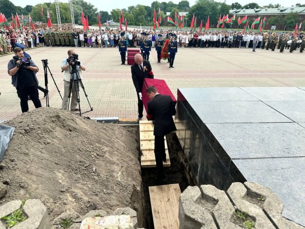 В Брестской крепости перезахоронили останки защитников легендарной цитадели над Бугом В Брестской крепости перезахоронили останки защитников легендарной цитадели над Бугом