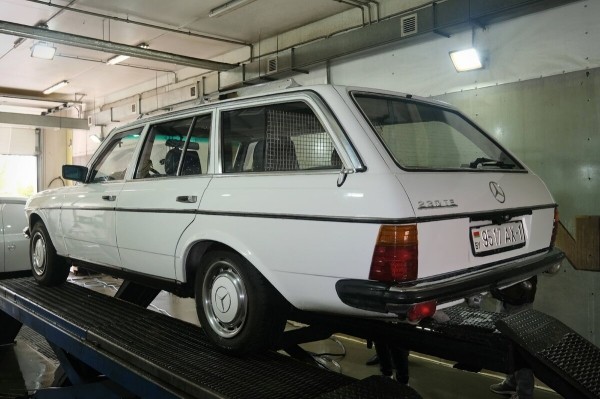 Mercedes-Benz W123 в руках студента: не хватает пятой передачи, зато есть рабочая гидроподвеска Mercedes-Benz W123 в руках студента: не хватает пятой передачи, зато есть рабочая гидроподвеска