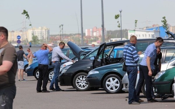 «Она стоила $16 900, но 300 долларов нам сбросили». Белорусы купили внедорожник в автохаусе — остались без денег и машины «Она стоила $16 900, но 300 долларов нам сбросили». Белорусы купили внедорожник в автохаусе — остались без денег и машины