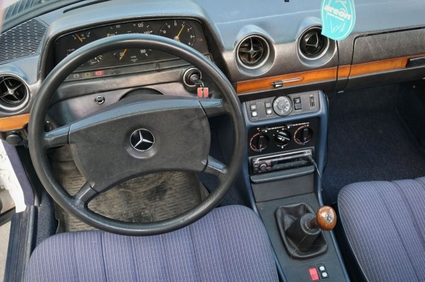 Mercedes-Benz W123 в руках студента: не хватает пятой передачи, зато есть рабочая гидроподвеска Mercedes-Benz W123 в руках студента: не хватает пятой передачи, зато есть рабочая гидроподвеска