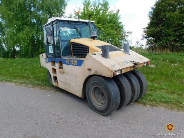 Компания подростков взяла дорожный каток, чтобы на нем прокатиться. На второй раз «спалились» Компания подростков взяла дорожный каток, чтобы на нем прокатиться. На второй раз «спалились»