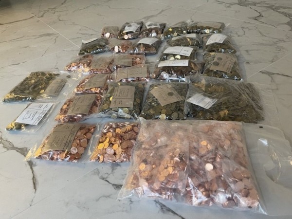 «За 3 часа посчитали только половину». Парень принес 12-литровое ведро монет в банк «За 3 часа посчитали только половину». Парень принес 12-литровое ведро монет в банк